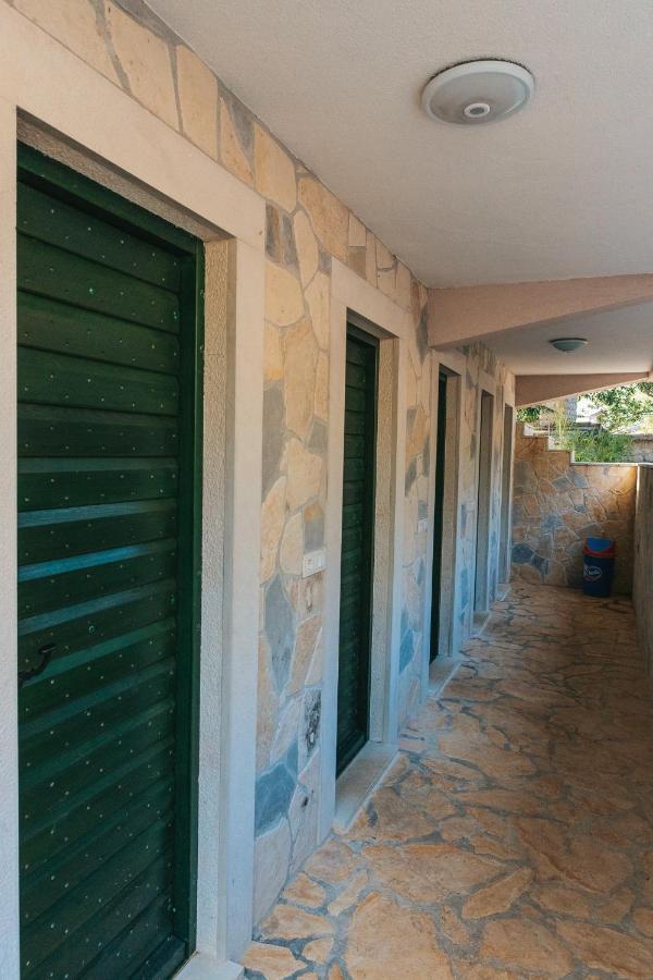 River Huts Zrmanja أوبروفاتش المظهر الخارجي الصورة